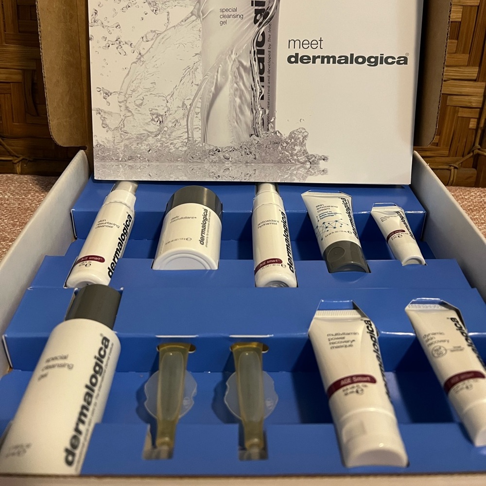 FREE GIFT w/Dermalogica PROFESSIONAL age smart facial treatments in a box
